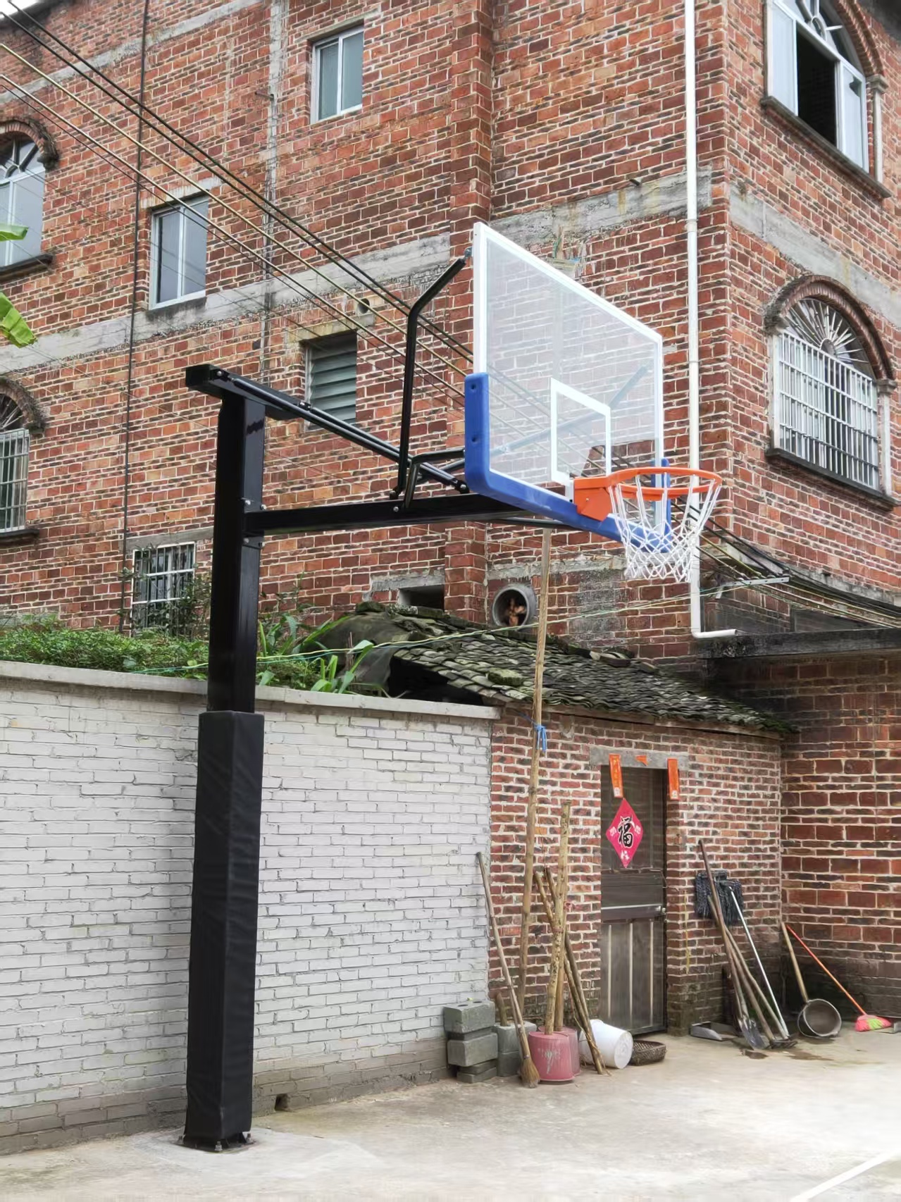 Safe service life of outdoor basketball hoops